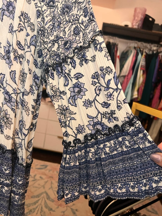 16. 1x Westport Blue & White Tiered Top