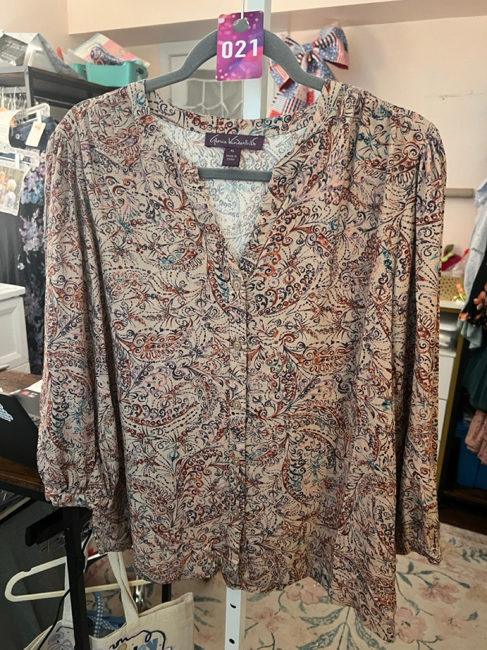 21. XL Gloria Vanderbelt Paisley Button up top